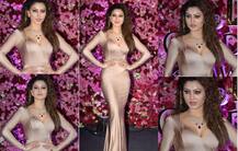 स्टनिंग लुक में Lux Golden Rose Awards में शामिल हुईं उर्वशी रौतेला, देखें तस्वीरें