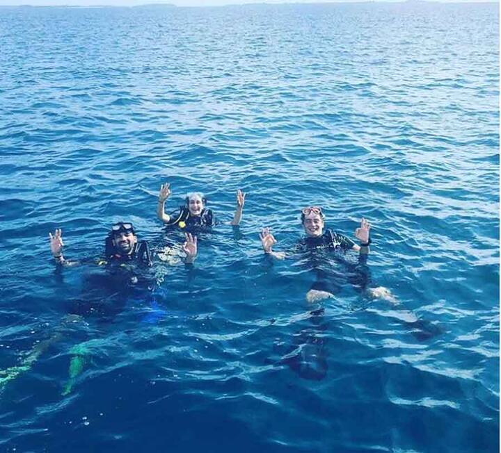 इस दौरान इन दोनों ने स्कूबा डाइविंग भी की है और ये तस्वीर शेयर की है.