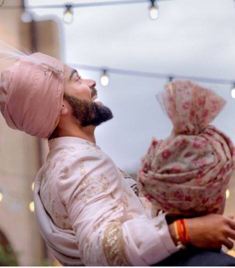 शादी के बाद दोनों दो रिसेप्शन देंगे एक दिल्ली में और दूसरा मुंबई में. दोनों ही रिसेप्शन एक सप्ताह के अंतराल में होंगे. दिल्ली में 21 दिसंबर को रिसेप्शन पार्टी होगी और 26 दिसंबर को मुंबई में.