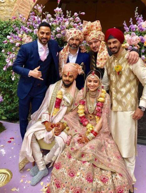 शादी के बाद की ये बेहद खूबसूरत तस्वीर सामने आई है. जिसमें विराट और अनुष्का शादी के बाद एक दूसरे के साथ बेहद खुश नजर आ रहे हैं.