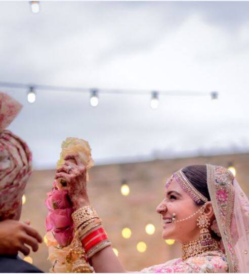 ये तस्वीर जयमाला की है जिसमें अनुष्का , विराट को जयमाला पहनाने की कोशिश कर रही हैं.