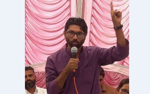Gujarat Polls: Dalit leader Jignesh Mevani has tough fight in Vadgam गुजरात चुनाव: मुश्किल में जिग्नेश मेवाणी, कांग्रेस नेता ने कहा- छवि में आई है गिरावट