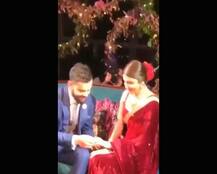अनुष्का ने विराट को पहनाई अंगूठी तो सबके सामने विराट ने लगा लिया गले, देखें तस्वीरें