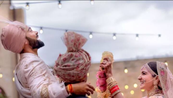 विराट कोहली और अनुष्का शर्मा आज सात फेरे लेकर हमेशा के लिए एक दूसरे के हो गए. विराट कोहली और अनुष्का शर्मा ने इटली में जाकर सात फेरे लिए. जल्द ही विराट और अनुष्का देश वापस लौट आएंगे. भारत लौटने के बाद विराट और अनुष्का दिल्ली में एक बड़ी रिसेप्शन पार्टी देंगे.