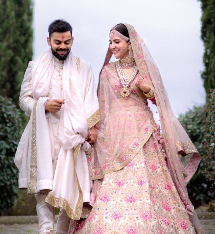 इस खास मौके पर विराट और अनुष्का दोनों ने मशहूर डिजाइनर सब्यसाची मुखर्जी की तरफ डिजाइन की हुई वेडिंग ड्रेस को पहना था. शादी के अपने-अपने लिबास में दूल्हा और दुल्हन बहुत ही अच्छे लग रहे थे.