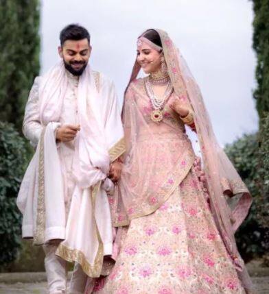 अपनी शादी की अधिकारिक पुष्टि करते हुए अनुष्का और विराट और अनुष्का ने अपने-अपने ट्विटर पर लिखा, ''आज हमने एक दूसरे के साथ रहने की कसम खाई है. इस ख़बर को आपके साथ शेयर करते हुए मुझे बेहद खुशी हो रही है. आपके प्यार ने हमारे इस सफर को और भी खास बना दिया है.''