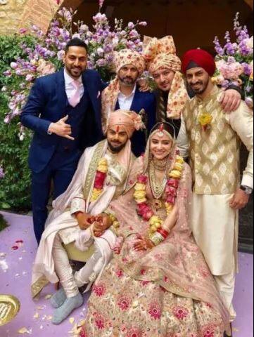 ये सारे आंकड़े इस ख़बर को लिखे जाने तक के हैं जो हर बीतते सेकेंड के साथ बदल रहे हैं. लेकिन एक बात साफ है कि सोशल मीडिया पर अनुष्का की तुलना में विराट की फैन फॉलोइंग काफी ज़्यादा है.