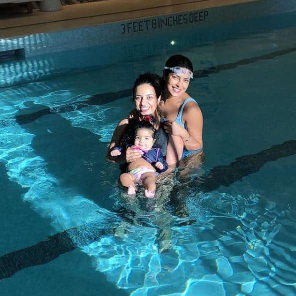 इस शो को शूट करने के लिए वे अमेरिका में है और अपने बिज़ी शेड्यूल से समय निकालकर जिंदगी जी रही हैं.