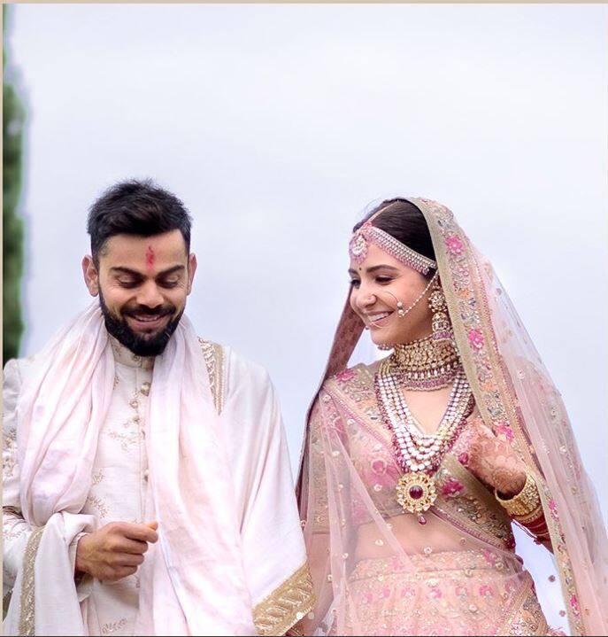 साल की सबसे सबसे ग्रैंड और मोस्ट अवेटिड विराट कोहली और अनुष्का शर्मा की शादी तो हो चुकी हैं. जिसकी तस्वीरों से सोशल मीडिया पूरी तरह गुलजार है. शादी के लिए दोनों का जोड़ा सब्यासाची मुखर्जी ने डिजाइन किया था जिसमें ये जोड़ी बेहद प्यारी लग रही थी. 