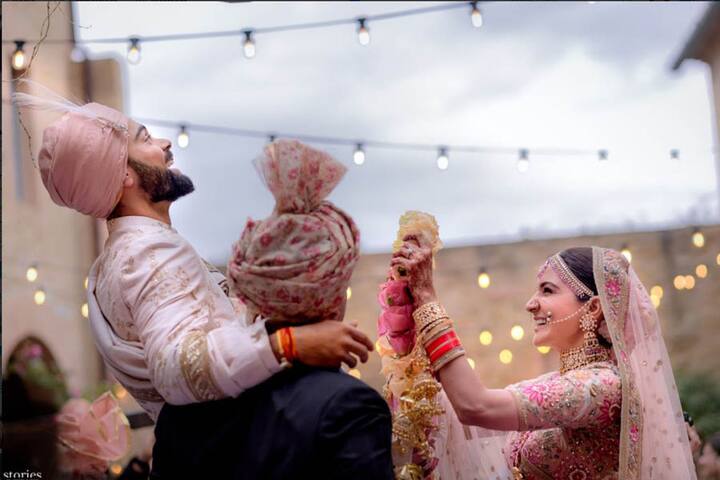 विराट के ऐसे केयरिंग नेचर को देखने के बाद फैंस का कहना है कि अनुष्का बेहद लकी हैं कि उन्हें विराट जैसा जीवनसाथी मिला है. खैर आपको बता दें कि ये पहली बार नहीं है जब विराट ने अनुष्का का ध्यान रखने के लिए कुछ बेमिसाल काम किया हो. 
