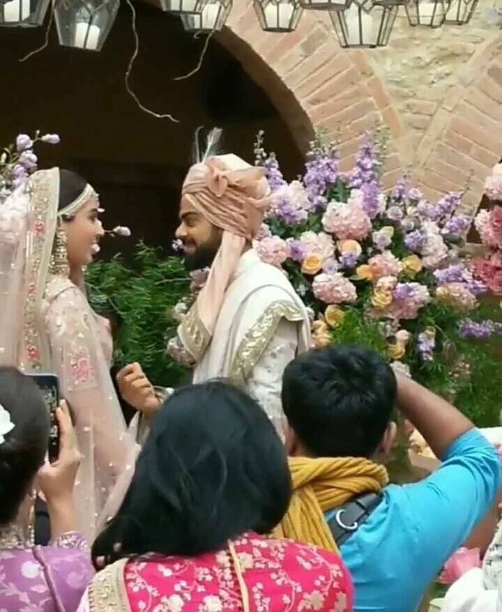 बताया जा रहा है कि विराट को जैसी अंगूठी अनुष्का को पहनानी थी उसके लिए उन्होंने एक बहुत ही बेशकीमती हीरे को चुना था जिसे विशेष रूप से ऑस्ट्रिया के एक ऐस डिजाइनर ने तैयार किया है. 