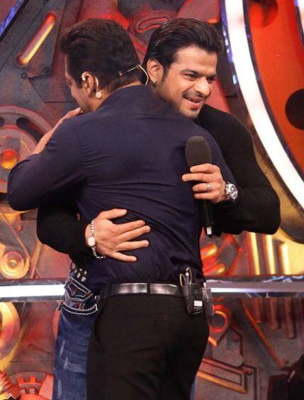 कुछ दिन पहले करण पटेल बिग बॉस 11 के शो में वीकेंड के आखिर में देखे गए थे. यहां उन्होंने घरवालों को अपना फीडबैक देकर बताया था कि वो कैसा कर रहे हैं और बाहर लोगों का उनके प्रति क्या नज़रिया है.