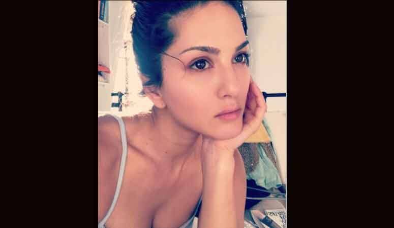 जब करीना के अंदाज में नजर आईं सनी लियोनी Sunny imitates ‘Jab We Met’ dialogue for Kareena Kapoor जब करीना के अंदाज में नजर आईं सनी लियोनी