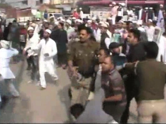 Communal clash in khurja Bulandshahr बुलंदशहर: दो समुदायों के लोग आए आमने-सामने, जम कर हुई पत्थरबाजी