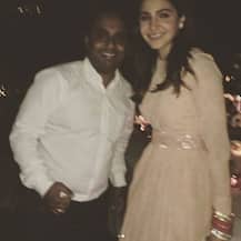 सामने आई शादी के बाद हुई पार्टी की तस्वीर, लाल चूड़े में बला की खूबसूरत लगीं अनुष्का