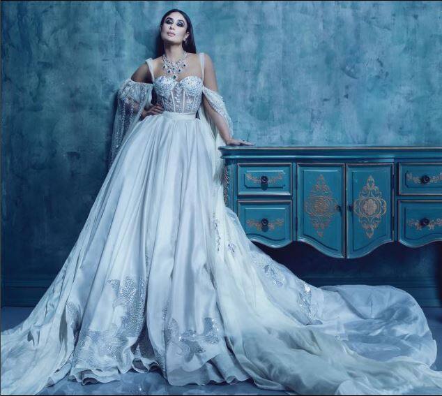 सफेद रंग के गाउन में करीना किसी आसमास से उतरी परी लग रही हैं, साथ ही गाउन पर रॉयल ब्लू रंग से किया सोने पर सुहागा उनकी खूबसूरती में चार चांद लगा दे रहा है.