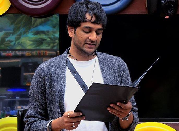 इस टास्क का नाम 'बीबी लैब' रखा गया था. घरवालों को दो टीमों में बांटा गया. एक टीम में विकास गुप्ता, शिल्पा शिंदे, अर्शी खान और लव त्यागी, जबकि दूसरी टीम में हितेन तेजवानी, हिना खान, आकाश ददलानी और प्रियांक शर्मा. पुनीश शर्मा को इस टास्क में संचालक की जिम्मेदारी दी गई.