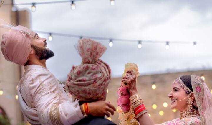 इटली में विराट कोहली और अनुष्का शर्मा शादी के बंधन में बंध गए हैं. दोनों ने अपनी शादी की जानकारी ट्वीट के जरिए दी. जिसके बाद देशभर में इनकी शादी के चर्चे ज़ोरों पर हैं.