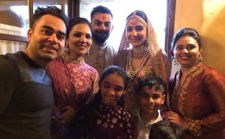 विराट और अनुष्का ने अपनी ज़िंदगी के इन कीमती पलों में अपनी लाइफ के बेहद खास लोगों को इनवाइट किया. इस प्राइवेट फंक्शन में सिर्फ परिवार के सदस्य और कुछ स्पेशन फ्रेंड्स ही शामिल रहे.