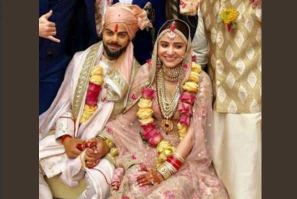 देश की जानी पहचानी इस खूबसूरत जोड़ी ने इटली के मिलान से 34 किलो मीटर दूर सिएन में विराट और अनुष्का ने आज एक दूसरे के साथ सात फेरे लिए और हमेशा एक दूसरे का साथ निभाने की कसमें खाईं.