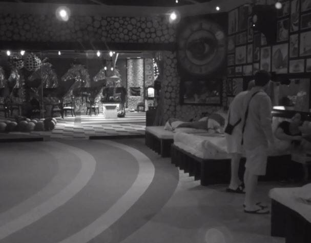  इसके बाद लव त्यागी ने आकाश को समझाया कि ''तू शिल्पा शिंदे को 'किस' मत किया कर, उन्हें अच्छा नहीं लगता.'' इसके बाद आकाश ददलानी ने कहा, ''ये बात मुझे शिल्पा को खुद कहनी चाहिए थी. अगर उसे समस्या है तो मैं अब कुछ नहीं करूंगा.''