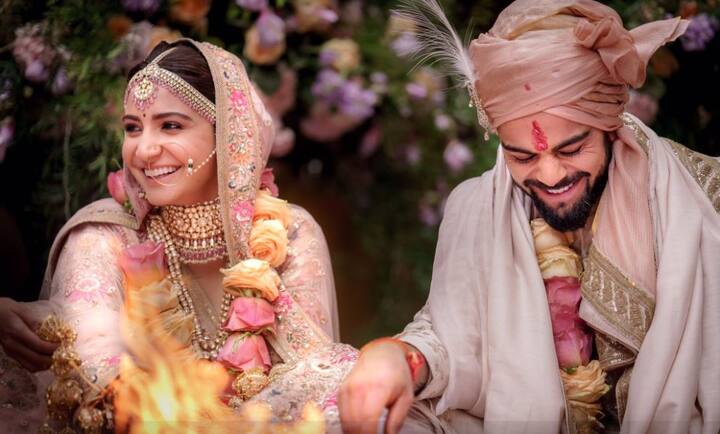  साल की सबसे सबसे ग्रैंड और मोस्ट अवेटिड विराट कोहली और अनुष्का शर्मा की शादी तो हो चुकी हैं. जिसकी तस्वीरों से सोशल मीडिया पूरी तरह गुलजार है. शादी के लिए दोनों का जोड़ा सब्यासाची मुखर्जी ने डिजाइन किया था जिसमें ये जोड़ी बेहद प्यारी लग रही थी.