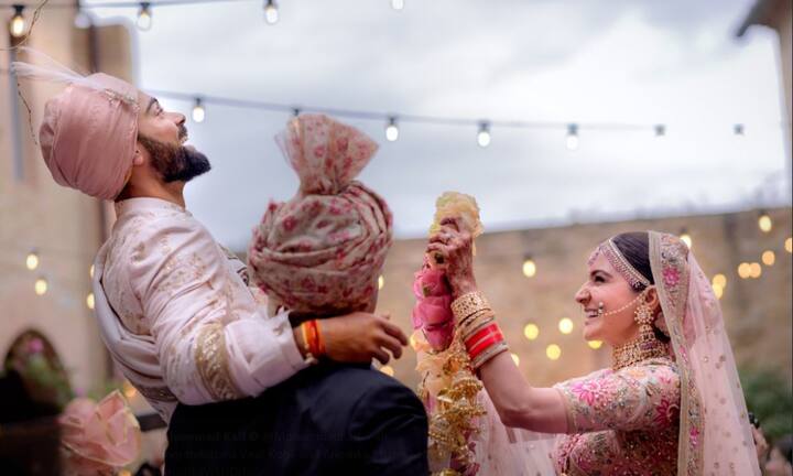 विराट और अनुष्का की शादी के जोड़े की तारीफों की तो तारीफ हो ही रही है लेकिन इस ग्रैंड शादी को लेकर एक ऐसी बात भी सामने आ रही हैं जिसे जान आप चौंक जाएंगे. 