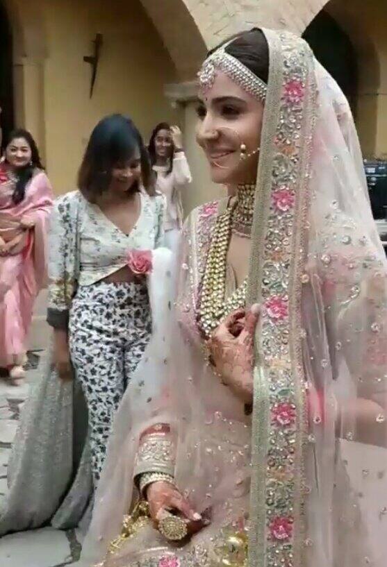 इस अंगूठी की खासियत ये है कि आप इसे जितनी बार भी अलग एंगल से देखेंगे इसका डिजाइन आपको अलग ही नजर आएगा. अंगूठी को वाकई में देखने के बाद नजरें हटाना काफी मुश्किल है.