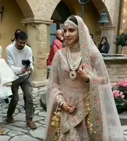 बता दें अनुष्का इस अंगूठी की कीमत उनके वेडिंग वेन्यू के रेंट से कहीं ज्यादा है. दोनों ने इटली के Borgo Finocchieto में अपनी शादी रचाई. इस जगह पर एक हफ्ते बिताने पर 1 करोड़ रुपये खर्च होते. इस जगह पर एक दिन का रेंट 6,50,000 से लेकर 14,00,000 रुपये तक होता है.