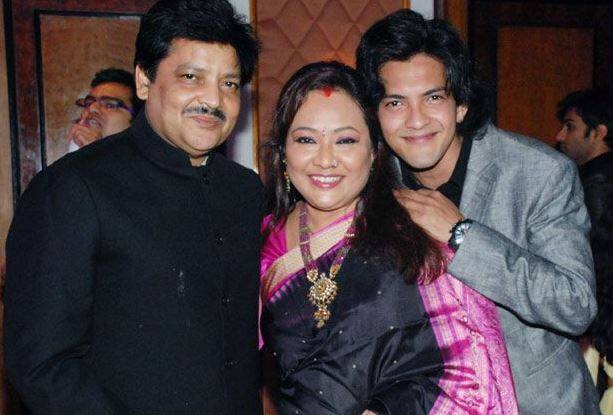   कई हिट गानों को अपनी आवाज दे चुके उदित नारायण अपनी जिंदगी में दो बार शादी कर चुके हैं. उनकी दूसरी पत्नी दीपा नारायण के बेटे आदित्य हैं.