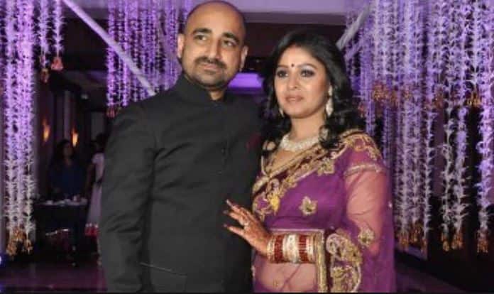  सुनीधी चौहान ने 18 वर्ष की उम्र में कोरियोग्राफर बॉबी खान से शादी की थी मगर जल्द दोनों अलग हो गए. बाद में सुनीधी ने म्यूजिक डायरेक्टर हितेश सोनिक से प्यार हुआ. दोनों ने अप्रैल 2012 में शादी कर ली.