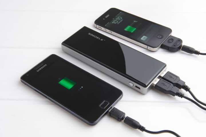 वैसे तो हर एक फोन के बैटरी एक्सपायरी डेट जरुर होती है. लेकिन अधिकतर समय ऐसा ही होता है कि समय सीमा से पहले ही बैटरी खराब हो जाती है. इसकी सबसे बड़ी वजह है कि हम बैटरी चार्ज करते वक्त लापरवाही बरतते हैं. जैसे कि कई बार फुल चार्ज होने के बाद भी हम फोन को घंटों चार्ज में लगा हुआ छोड़ देते हैं.