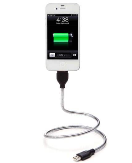 सस्ते चार्जर का स्तेमाल करने से बचें. हमेशा उसी कंपनी के चार्जर का इस्तेमाल करें जिस कंपनी का आपका फोन है. सस्ते चार्जर में न तो बनाने वाले का नाम होता है और न ही उसमें सुरक्षा के कोई इंतजाम होते हैं. ऐसी स्थिती में आपके फोन की बैटरी एकदम से काम करना बंद कर सकती है.