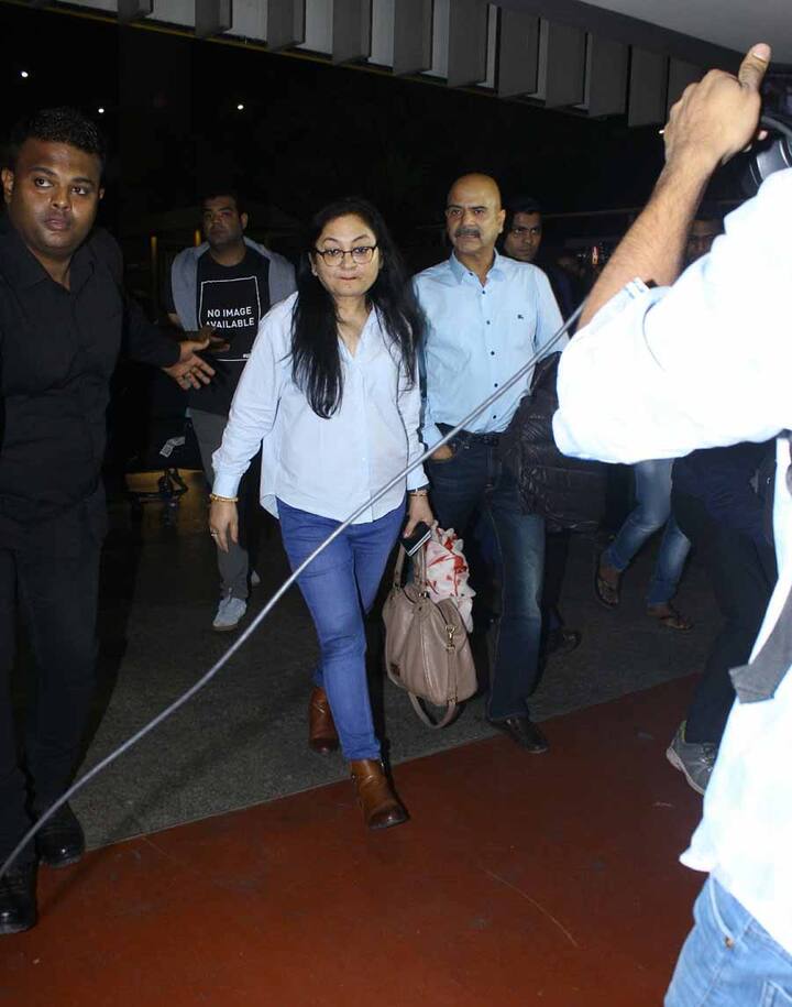 एयरपोर्ट पर अनुष्का शर्मा के पापा अजय कुमार शर्मा और मम्मी आशिमा दोनों को कुछ इस तरह कैमरे में कैद किया गया.