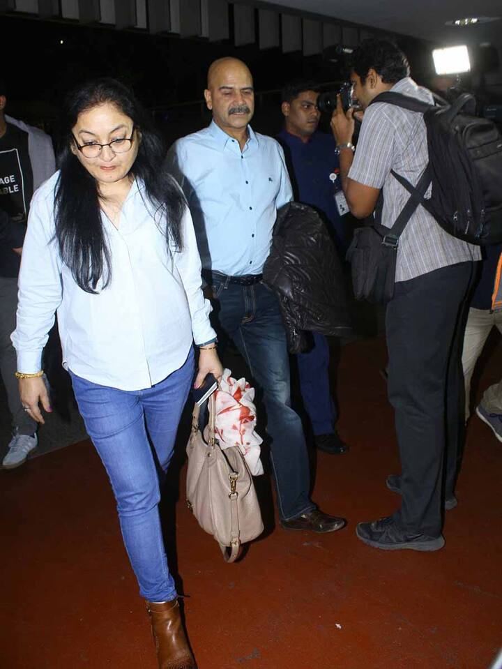 इटली में अनुष्का शर्मा की शादी रचाने के बाद उनका परिवार मुंबई लौट आया है. कल अनुष्का का पूरा परिवार एयरपोर्ट पर दिखा. देखिए तस्वीरें