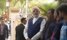 तस्वीरों में: लाइन में लगकर प्रधानमंत्री  ने डाला वोट, भीड़ ने लगाए मोदी-मोदी के नारे