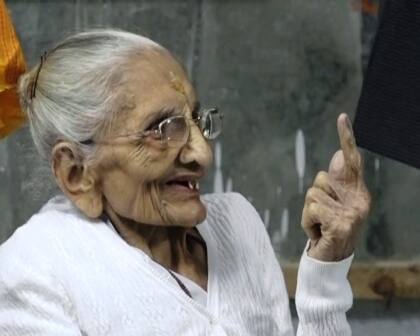 प्रधानमंत्री नरेंद्र मोदी की मां हीराबेन ने वृद्धावस्था के बावजूद वोट डाला.