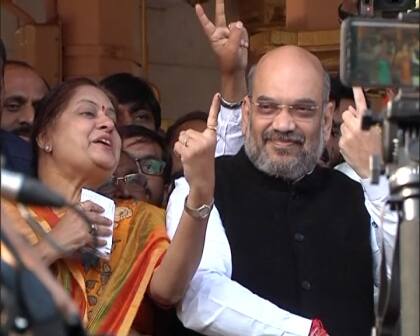 बीजेपी के राष्ट्रीय अध्यक्ष अमित शाह ने भी परिवार समेत वोट डाला.
