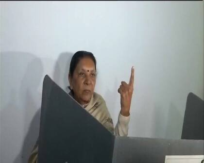 गुजरात की पूर्व मुख्यमंत्री आनंदी बेन पटेल ने भी वोट डाला. 