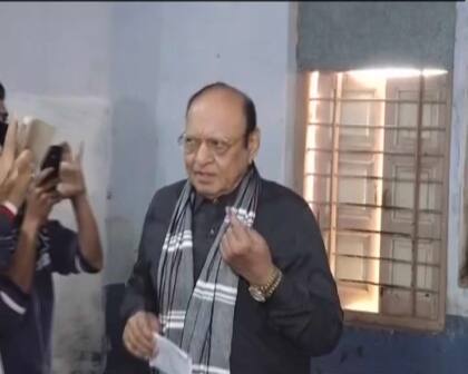 शंकर सिंह वाघेला ने भी मतदान किया और फिर फोटोग्राफरों को पोज़ दिया.