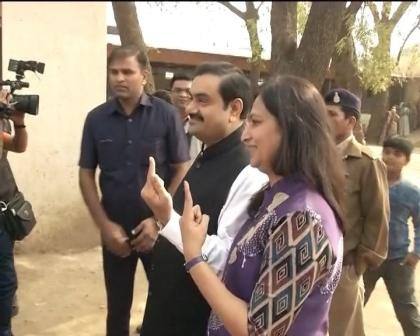 मशहूर उद्योगपति गौतम अडाणी ने भी परिवार समेत मतदान किया.