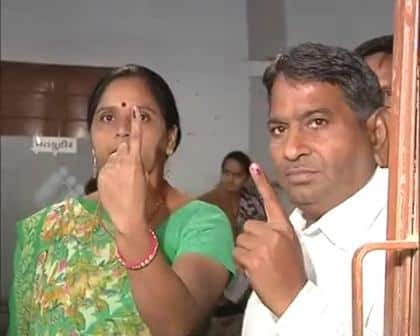 हार्दिक पटेल के माता पिता ने भी वोट डाला और फिर स्याही लगी उंगली दिखाई.