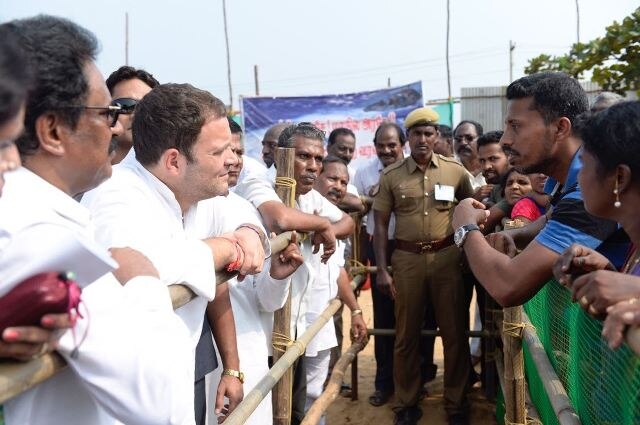 Kerala: Rahul Gandhi meets ockhi cyclone hit fishermen, suggests separate ministry for fishermen at Centre केरल: ओखी तूफान से प्रभावित मछुआरों से मिले राहुल, कहा- संसद में अलग मत्स्य मंत्रालय का उठाएंगे मुद्दा
