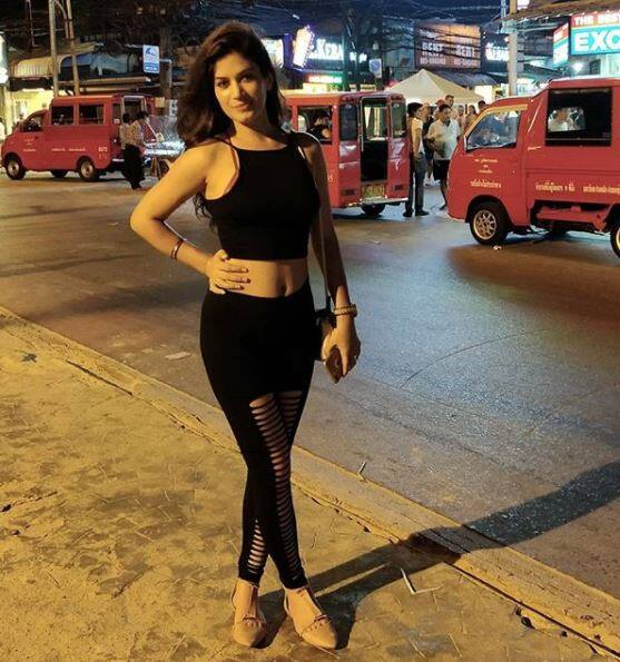 बंदगी वैसे तो इंस्टाग्राम पर कम ही एक्टिव रहती हैं, लेकिन जब भी वो इंस्टाग्राम पर पोस्ट करती हैं तो उनके फैंस उन्हें निहारते नहीं थकते.