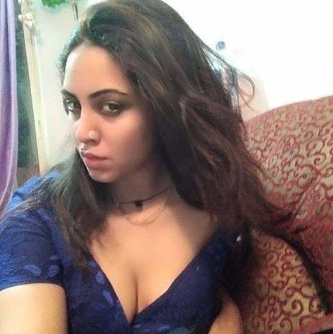 वैसे तो बिग बॉस में आने से पहले भी अर्शी विवादों में रही हैं, लेकिन बिग बॉस के घर में उनकी एंट्री कॉमनर के रूप में हुई थी.