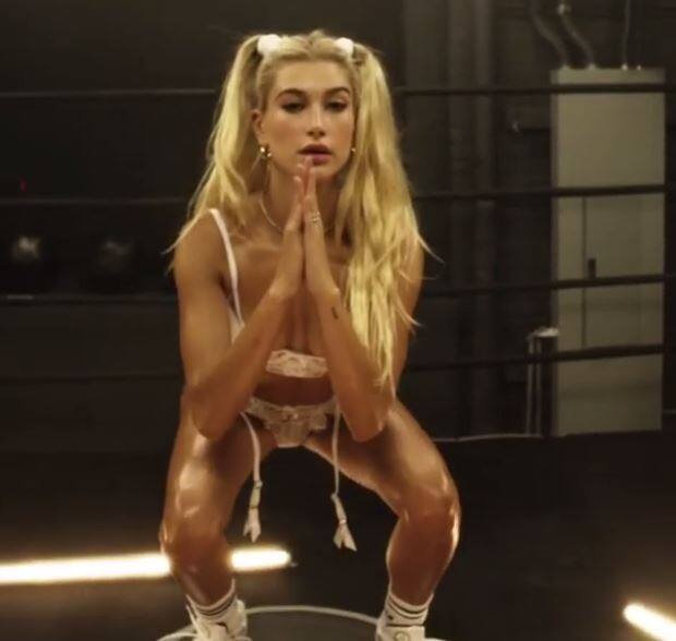 ये वीडियो क्रिसमस को फोकस करके डिजाइन किया गया हैं.