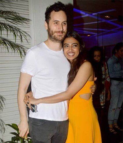 आपको बता दें कि वे शादी-शुदा हैं और उनकी शादी साल 2012 ब्रिटिश संगीतकार बेनडिक्ट टेलर से हुई थी. 