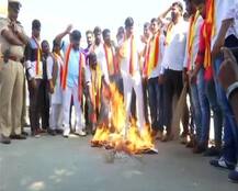 सनी लियोनी के खिलाफ नारेबाजी, पुतला फूंका, दरअसल ये है मामला