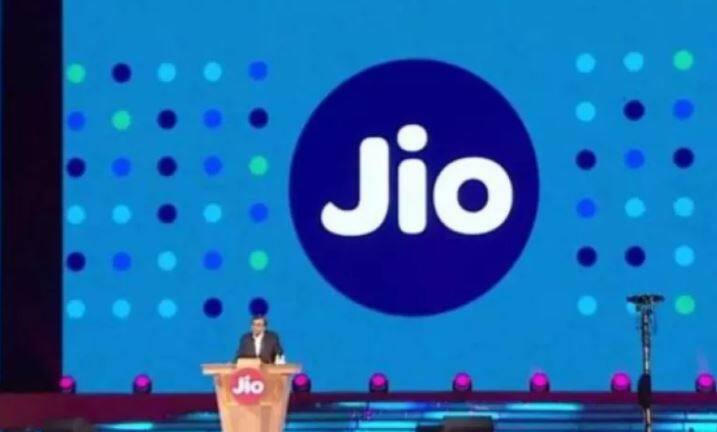 इसके अलावा jio.com पर कंपनी ने जियोफोन की दूसरी दौर की बिक्री के लिए रजिस्ट्रेशन शुरु कर दिए हैं. इसे खरीदने के लिए कस्टमर रजिस्ट्रेशन कर सकते हैं और कंपनी इसकी प्री-बुकिंग जानकारी कस्टमर्स को मैसेज के जरिए देगी.