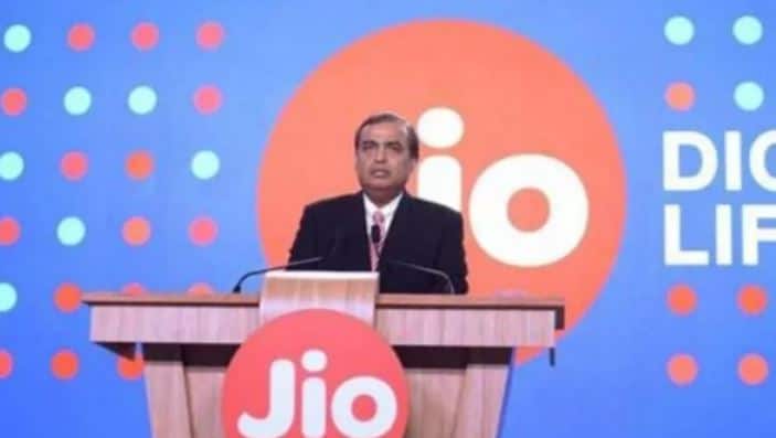 सबसे पहले Jio.com पर जाएं, यहां आपको जियोफोन के बैनर पर Know More का विकल्प मिलेगा. Know More पर क्लिक करते ही आप ऩए वेब पेज पर पहुंच जाएंगे और यहां आपको Register Know का ऑप्शन मिलेगा. इस पर क्लिक करें.